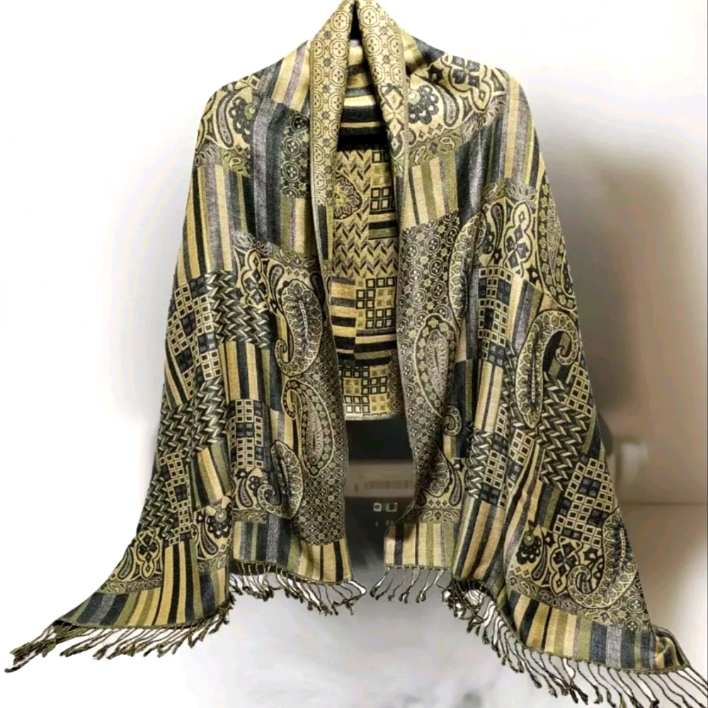 "VINTAGE" Scarf/wrap, beautiful gold paisley on black with fringe, no tag